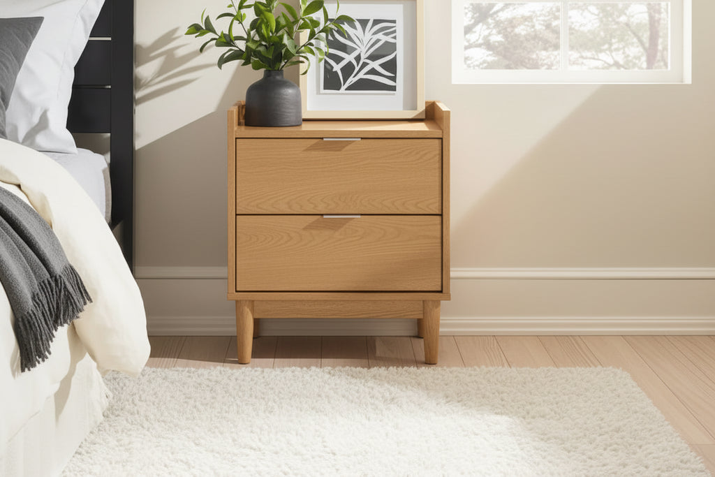 Comodino in legno massello di pino Mid-Century con 2 cassetti e piano con bordo rialzato