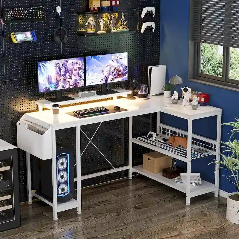 Piccola scrivania da gaming con prese di corrente
