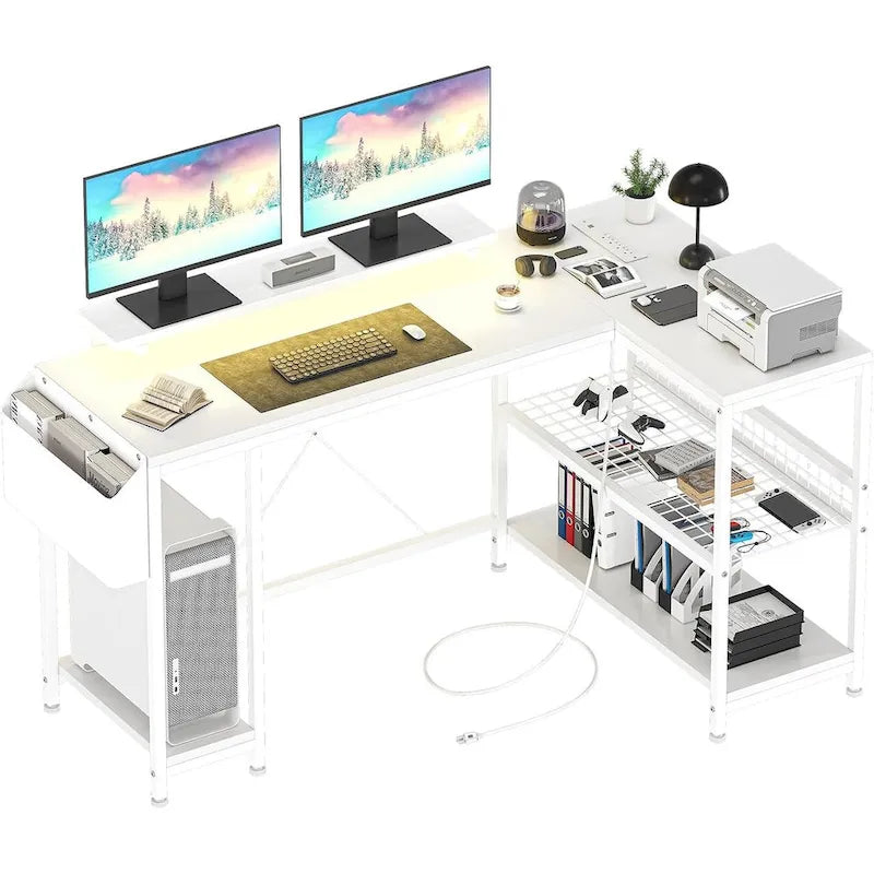 Piccola scrivania da gaming con prese di corrente