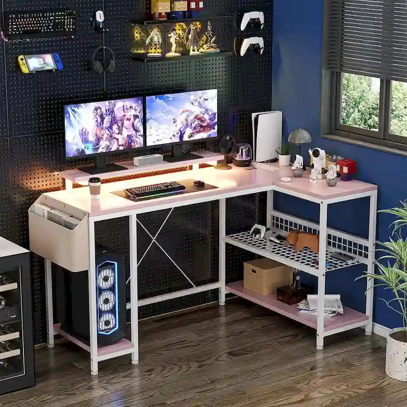 Piccola scrivania da gaming con prese di corrente