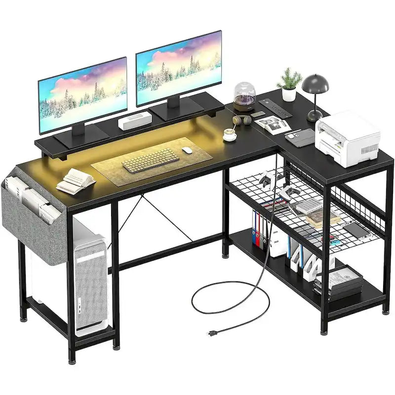 Piccola scrivania da gaming con prese di corrente