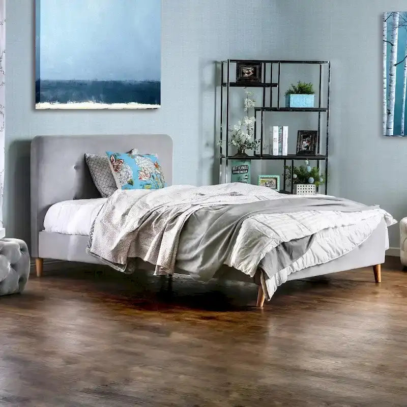Letto queen in tessuto stile moderno di metà secolo con piattaforma e testiera capitonné