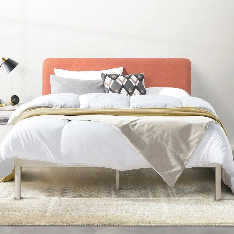 Letto con piattaforma in metallo imbottito con testiera in schiuma