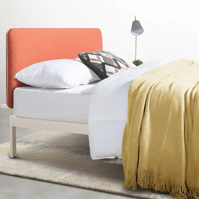 Letto con piattaforma in metallo imbottito con testiera in schiuma