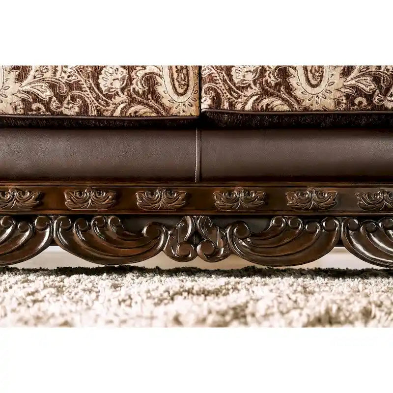Divano tradizionale marrone con braccioli arrotolati e finiture in legno