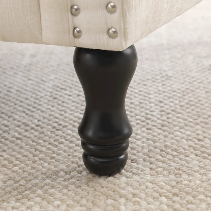Poltrona accent imbottita con finitura borchiata e gambe in legno - Set da 2
