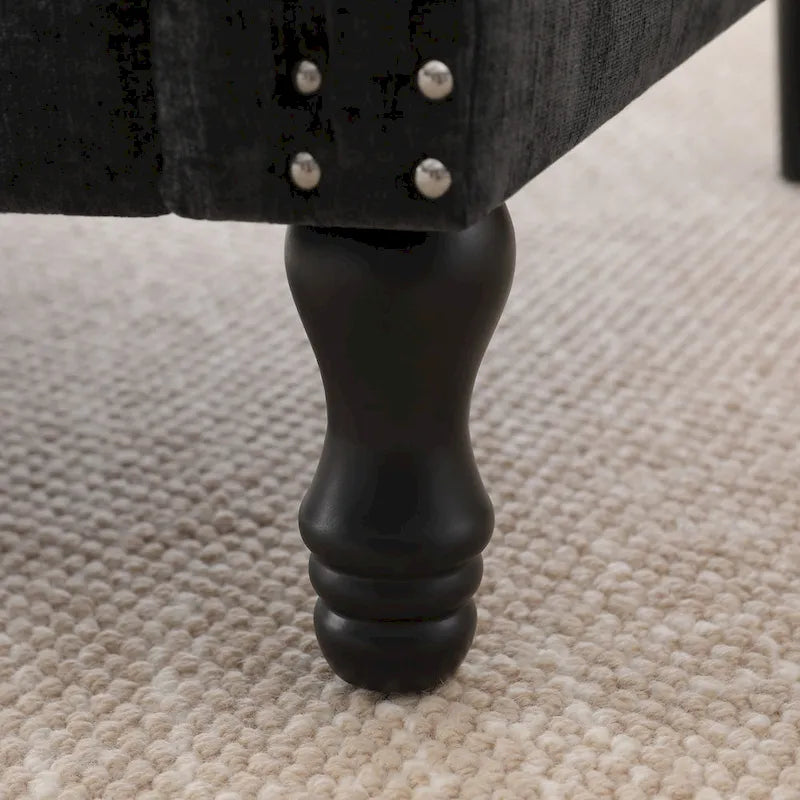 Poltrona accent imbottita con finitura borchiata e gambe in legno - Set da 2